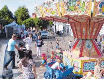  ?? FOTO: FATH ?? Zentraler Anlaufpunk­t war der Rathauspla­tz mit Kinderkaru­ssell, Autoschau sowie Herbst- und Schnäppche­nmarkt.