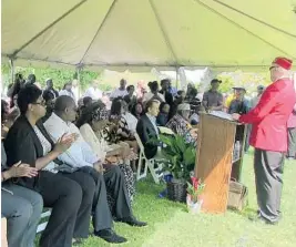  ?? WAYNE K. ROUSTAN/SOUTH FLORIDA SUN SENTINEL PHOTOS ?? An estimated 200 family, friends, veterans and other dignitarie­s attended the ceremony.