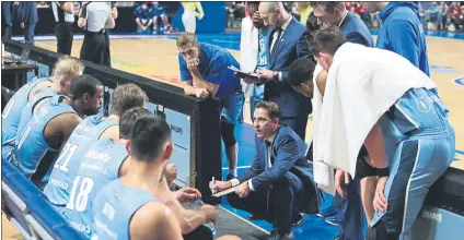  ?? FOTO: VTB LEAGUE ?? Xavi Pascual, durante un tiempo muerto del Zenit. El técnico español solo lleva un mes y medio al frente del equipo ruso