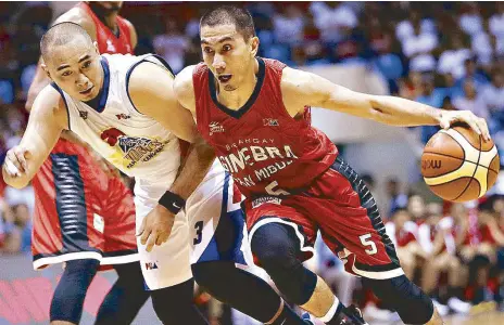  ?? PBA MEDIA GROUP ?? Ginebra’s LA Tenorio drives to the basket past Magnolia’s Paul Lee in Game 4 of the semifinal series last night at the Ynares Center.