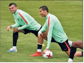  ?? (AFP) ?? Pepe et CR : le Portugal a le sourire et pense déjà aux / finales.