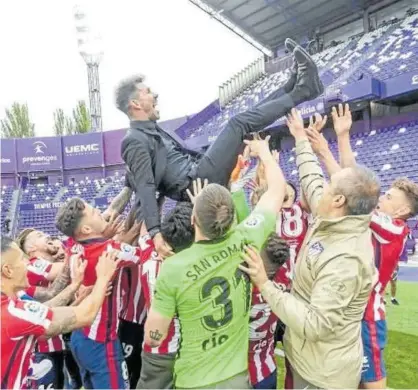  ?? Foto: Efe ?? Los jugadores del Atlético mantean a Diego Simeone tras su victoria ante el Valladolid.