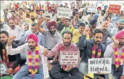  ?? BHARAT BHUSHAN/HT ?? Sanjha Adhyapak Morcha members holding a protest in Patiala on Monday.