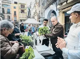  ?? Xave Jraeo ?? Dos de los jóvenes migrantes en la parada del mercado de Valls