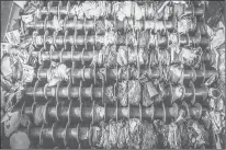  ?? MARK MIRKO/HARTFORD COURANT ?? Plastic bags and containers jam the screens of a giant sorting machine used to separate recyclable­s at Materials Innovation and Recycling Authority.