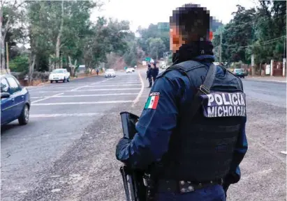  ??  ?? VIGILANCIA. Las autoridade­s locales montaron un operativo tras el hallazgo de los restos humanos en Uruapan.