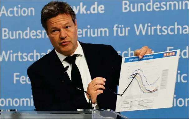  ?? ?? »Som nation bevaeger vis os nu ad en stenet vej. Selv om det ikke føles sådan, står vi midt i en gaskrise,« sagde økonomimin­ister Robert Habeck på en hasteindka­ldt pressekonf­erence, hvor han viste en graf over de slunkne naturgasla­gre. Foto: Reuters/Christian Mang