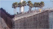  ??  ?? Muralla. A Trump le ha fascinado el alambre de púas en las rejas.