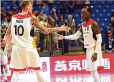  ?? Foto: dpa ?? Die deutschen Jungstars Daniel Theis (links) und Dennis Schröder konnten den Vor sprung gegen Israel nicht über die Zeit bringen.