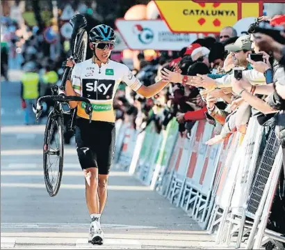  ?? TONI ALBIR / EFE ?? Egan Bernal sufrió una avería en los kilómetros finales y entró andando en la meta de Sant Cugat