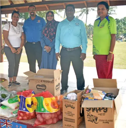  ?? Photo: Waisea Nasokia ?? Sabeto College principal Shelly Imran (far right) receives the groceries from Austin Matarugu and Shainaz Ali at Sabeto.