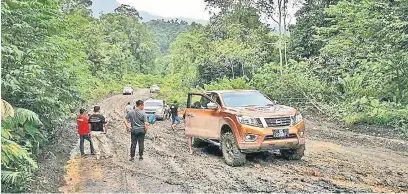  ??  ?? JAUH: Jalan pembalakan Ulu Anap yang sejauh 225km dari Bintulu dan 160km dari pekan Tatau menuju ke Rumah Mawang dan laluan yang sama turut menghubung­kan Nanga Merit di Kapit.