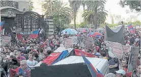  ??  ?? Marcha. Los hinchas de San Lorenzo, movilizado­s por sus terrenos.