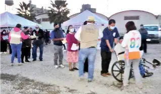  ??  ?? Largas filas desde la madrugada tuvieron que sortear los adultos mayores para comenzar a recibir el biológico.