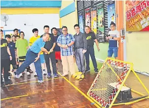  ??  ?? RASMI: Tiong merasmikan Kejohanan Tchoukball Sarawak Edisi Ketiga di Sibu petang kelmarin.
