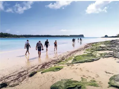  ?? FOTOS (2): DPA-TMN ?? Die Insel Ouvéa gilt als die vielleicht schönste von Neukaledon­ien. Sie ist nur 35 Kilometer lang.