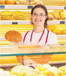  ?? FOTO: BIRGIT VAN LAAK ?? Annkathrin Neubrand lernt den Beruf der Bäckereifa­chverkäufe­rin bei Keim und Brecht.