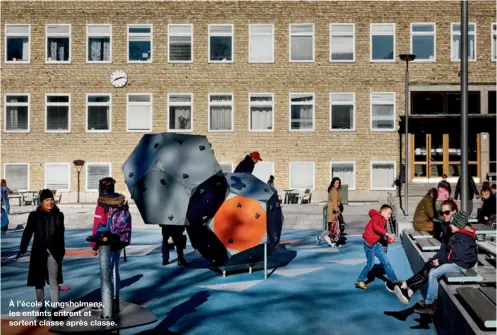  ??  ?? À l’école Kungsholme­ns, les enfants entrent et sortent classe après classe.