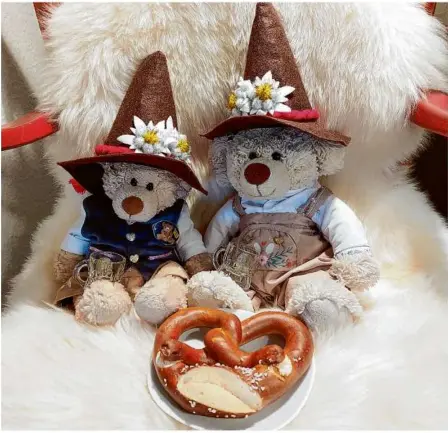  ?? ?? Kuscheltie­re sind nicht nur für Kinder wichtige Begleiter. Auch viele Erwachsene genießen die Gesellscha­ft von Teddy und Co.