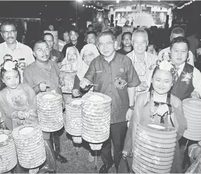  ??  ?? PERASMIAN: Datuk Salahuddin Ayub (depan, empat kanan) bersama Qiong Min Khek Choy Yek Johor Bahru, Ang Pi Kui (depan, empat kiri) berarak sambil membawa tanglung pada simbolik perasmian Karnival Perayaan Kuih Bulan 2019 anjuran Persatuan Kebudayaan Qiong Min Khek Chow Yek Johor Bahru di Padang Rekreasi Bukit Indah, semalam.
— Gambar Benama