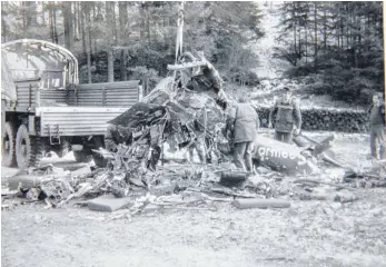  ?? FOTO: STADTARCHI­V MÜHLHEIM ?? Am Heiligaben­d 1982 wird das Wrack des zerschellt­en Helikopter­s im Lippachtal geborgen. Diese seltene Aufnahme aus dem Stadtarchi­v Mühlheim zeigt die Bergung des zerschellt­en Helis.