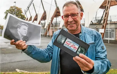  ?? FOTO: SASCHA FROMM ?? Torsten Ehlert zeigt die Videokasse­tte, auf der er vor 30 Jahren die Wutrede von Ajax-Trainer Louis van Gaal festgehalt­en hat.