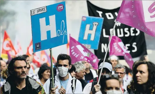  ?? ALAIN JOCARD / AFP ?? Situació crítica. Manifestac­ió contra les retallades als hospitals, aquest dimarts. A baix, Naomi Musenga, víctima de les
deficiènci­es de les urgències