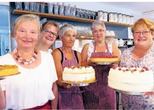  ??  ?? Im Inneren des Cafés gibt es Leckereien für den süßen Zahn. Rund zwei Dutzend Frauen haben das Café übernommen, als es dicht machen sollte.