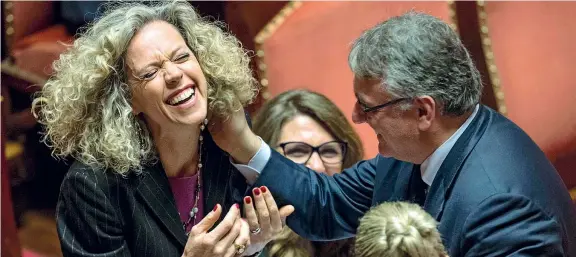  ?? (Jpeg) ?? In Aula Banchi del Pd: Miguel Gotor e la gioia della senatrice Monica Cirinnà, prima firma del ddl sulle unioni civili