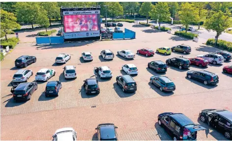  ?? RP-FOTO: CHRISTOPH REICHWEIN ?? Autokino-Premiere auf dem Parkplatz am Sportzentr­um Rheinkamp.