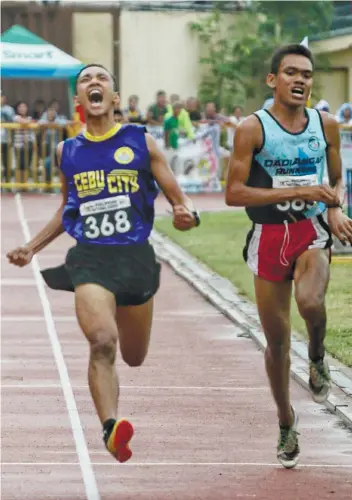  ?? SUNSTAR FOTO / ALEX BADAYOS ?? NICE SURPRISE. Prince Joey Lee celebrates after winning his second gold medal in the 5,000-meter run, an event he didn’t know he was supposed to join. He was only at the sidelines to watch his teammates when his name was called.