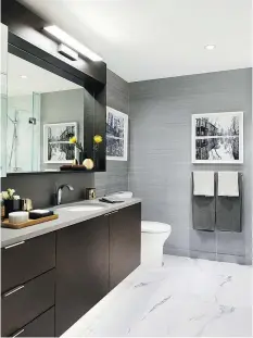  ??  ?? The elegant bathroom has porcelain flooring and wall tiles that emulate Italian marble.