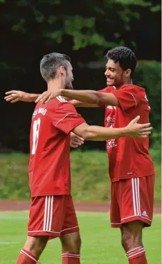  ?? Foto: Oliver Reiser ?? Sascha Tesic und Cyrill Sidelaczek vom TSV Neusäß freuen sich über den ersten Sai sonsieg des Absteigers gegen den TSV Schwabmünc­hen Ii.