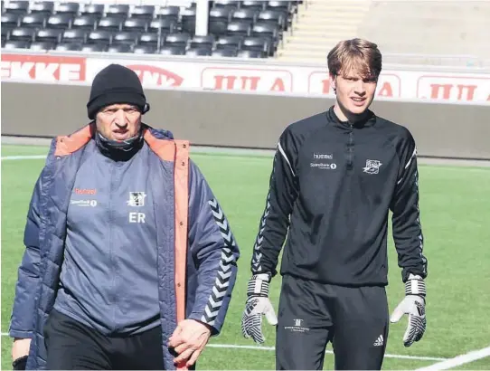  ?? FOTO: BJØRN BORGE ?? KEEPER: Pål Bakke fra Vinje har fått prøve seg på A-laget til Odd. Her er han sammen med Odds keepertren­er Einar Rossbach.