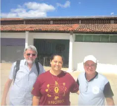  ??  ?? School vice principal Analucia Casimiro (centre) and science teacher Clemilson Lacerda (right) pose for a picture with solar power expert Cesar Nóbrega (left) in the yard of the Dione Diniz School, the first public elementary school to have solar energy in Paraíba, the Brazilian state most threatened by desertific­ation.