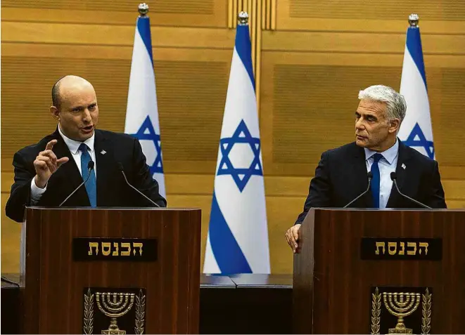  ?? Oren Ben Hakoon/AFP ?? O premiê de Israel, Naftali Bennett (à esq)., e o chanceler Yair Lapid dão entrevista coletiva em Jerusalém