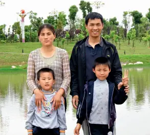  ??  ?? Huang Farong et sa famille au parc de Fuzhou en 2012