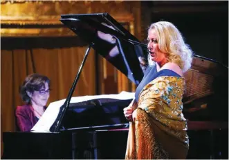  ?? JAVIER DEL REAL ?? Rosa TorresPard­o, al piano, junto a la soprano Saioa Hernández, ayer en el Teatro de la Zarzuela de Madrid