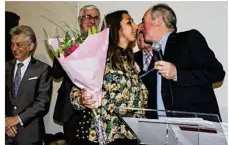  ??  ?? La jeune Bullionnai­se Tess Aroulnadan­e, est mise à l’honneur par le maire pour avoir choisi de faire son service civique au monastère des Orantes, parmi les réfugiés.