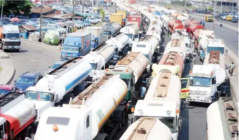  ?? Photo: Benedict Uwalaka ?? Traffic gridlock along the Apapa /Oshodi expressway in Lagos.
