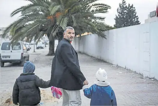  ?? THE NEW YORK TIME ?? Desconfian­za. Hammami lleva a sus hijos al hogar después de retirarlos de la guardería, Estuvo 8 años en Guantánamo