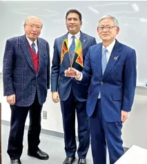  ?? ?? Sri Lankan Ambassador E.Rodney M. Perera (centre) with HCCI officials