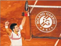  ??  ?? Novak Djokovic celebra su victoria sobre Rafa Nadal.