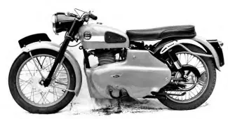  ?? Mortons’ Motorcycle Archive photo. ?? After joining Motor Cycling in 1965, the writer chose a Velocette Venom Special just like this as his staff machine. It came in a turquoise paint scheme with matching painted wheel rims and featured engine cowlings that extended backwards to follow the contours of the rear frame.
