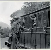  ?? ARCHIVES ?? Tom Rolt chats to passengers at Abergynolw­yn. TR