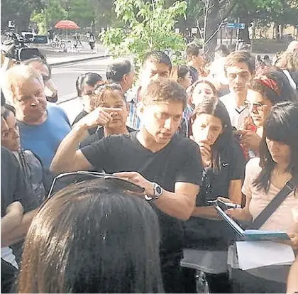  ??  ?? Discurso. Axel Kicillof se reunió el domingo con militantes kirchneris­tas del barrio de Agronomía, donde vive.