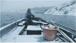  ??  ?? SURT: En sur vinterdag, men det er ingen hindring for å ta en tur i sjekta for Harald Maløya.