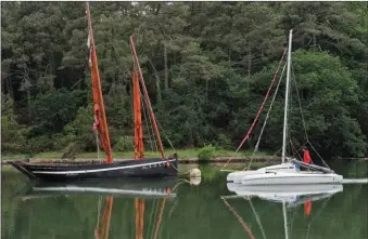  ??  ?? Rencontre du troisième type entre notre Astus et un célèbre forban du Bono baptisé Notre-Dame de Bequerel. Près d’un siècle sépare leurs reflets fondus par la rivière.