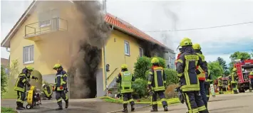  ?? Foto: Robert Weiß/Foto Weiss ?? Rund 70 Kräfte der Feuerwehre­n Edenhausen, Krumbach und Bayersried Ursberg Premach waren am Mittwochvo­rmittag im Ein satz, um einen Kellerbran­d zu löschen.