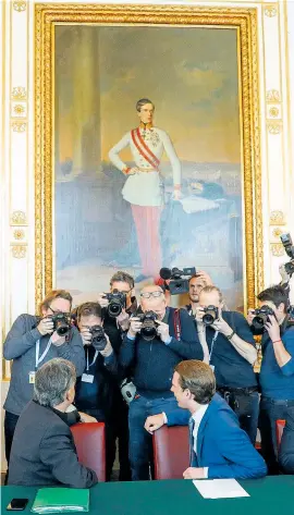  ??  ?? Bei der ersten Regierungs­sitzung nahmen die Fotografen die neuen Koalitions­spitzen, kurz K & K genannt, ins Visier.
